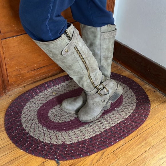 Tall boots with an inch & a half heel. - Picture 5 of 6